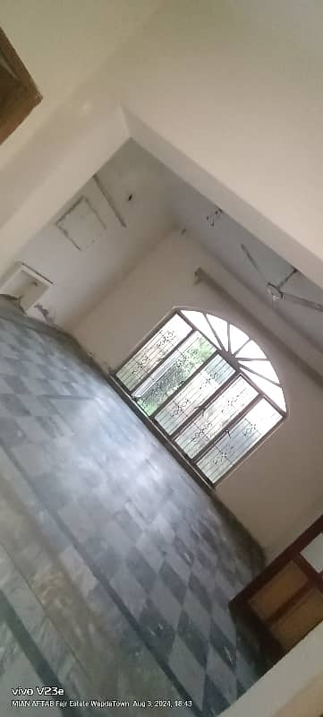 EXCESS LAND PAYED
VERY HOT LOCATION PRICE LIKE HOUSE OLD BUT GOLD VERY COSTLY WOODWORK LOWER PORTION IS OLD UPPER PORTION IS IN VERY GOOD CONDITION BIG TV LOAN SOLID WOODWORK IN OUR GROSEY AREA 4