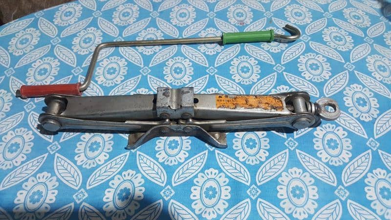 car jack good condition urgent sale 1