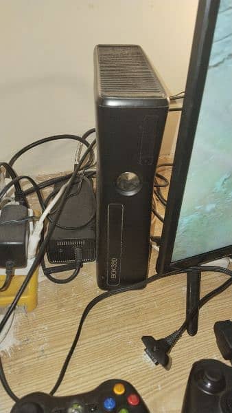 Xbox 360 S with wireless controller and 320GB HDD 2