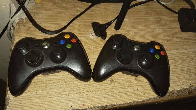 Xbox 360 S with wireless controller and 320GB HDD 3