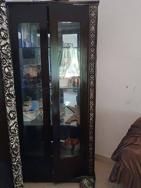 showcase in good condition 1