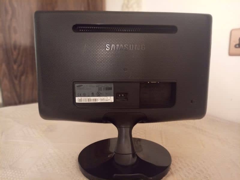 18.5  INCH SAMSUNG lcd MONITOR. 2