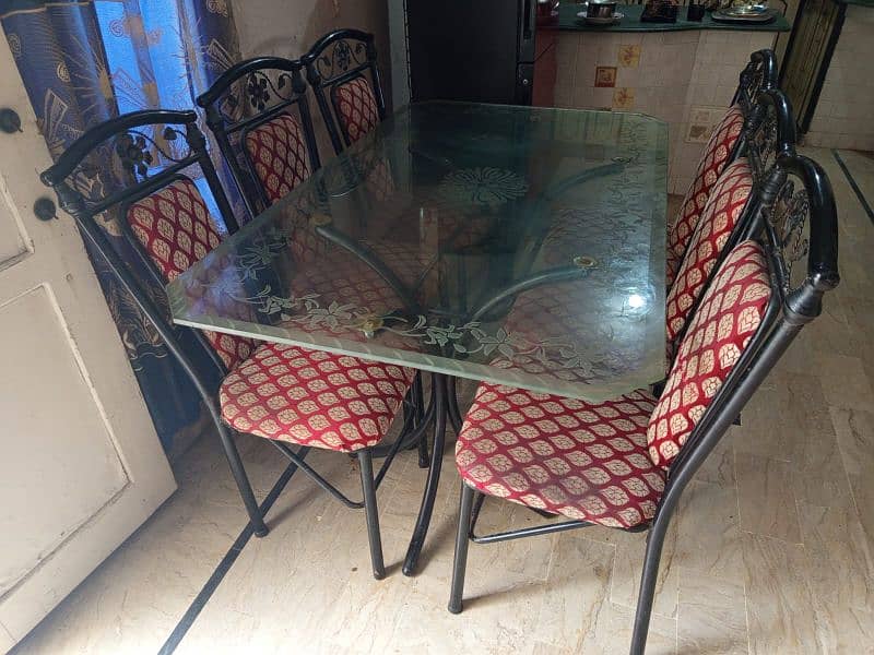 Dining Table With Chairs Available For New Home 0