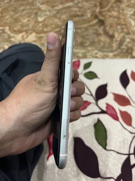 iphone 11 (64)GB non pta h JV nahi ha cendition 10/10 3