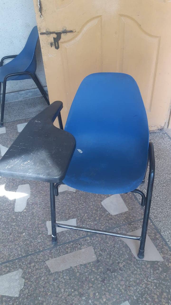 200 Boss chairs for school and colleges 9/10 with handles 0