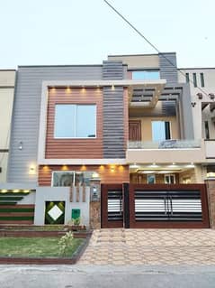 A BEAUTIFUL 5 MARLA HOUSE F0R SALE IN BB BLOCK SECTOR D BAHRIA TOWN LAHORE