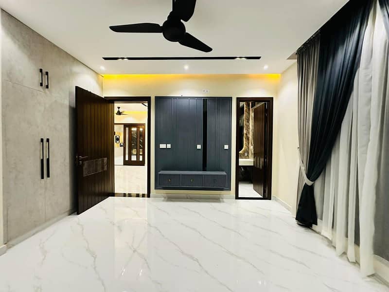 11 MARLA BEAUTIFUL HOUSE FOR SALE IN GULBAHAR BLOCK SECTOR C BAHRIA TOWN LAHORE 14