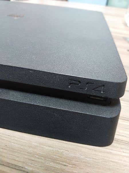 PS4 slim 1