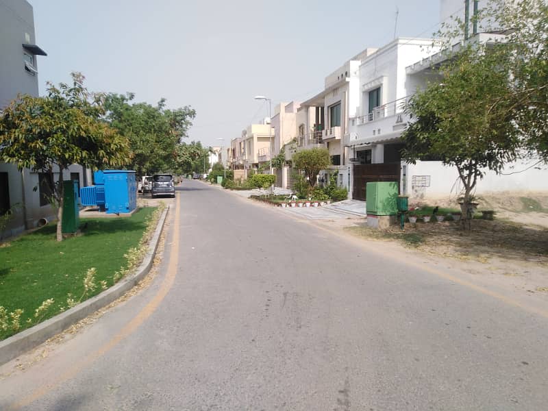 URGENT FOR SALE 10 MARLA PLOT IN CENTRAL BLOCK PHASE 1 BAHRIA ORCHAED 10