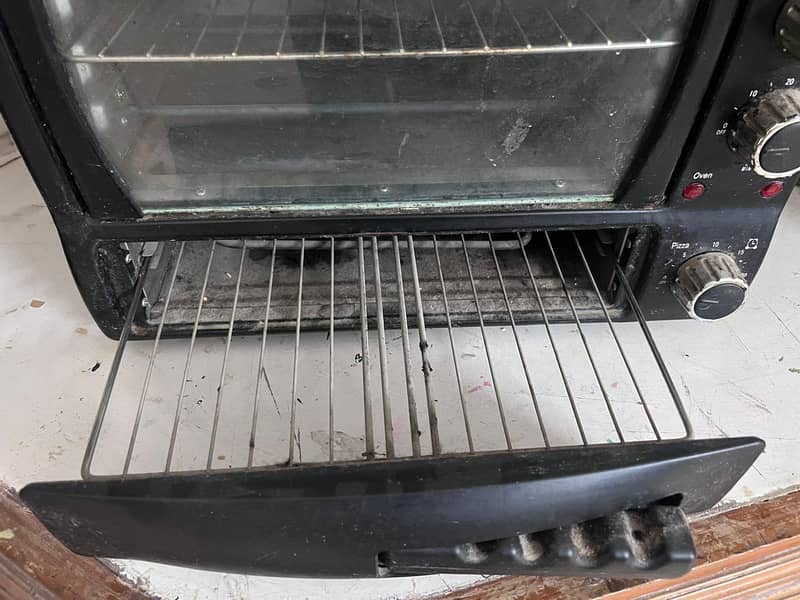 Electric Oven in Working Condition at Low Price 2