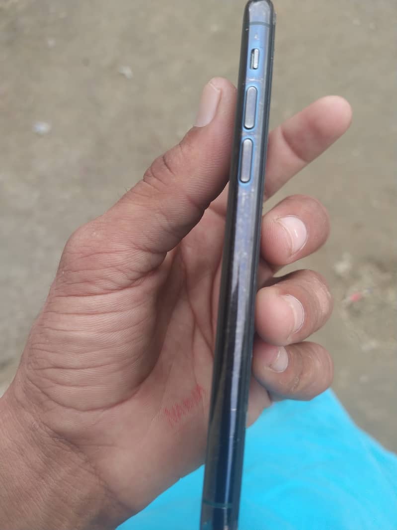 I phone 11 pro noon pta factory unlock touch scratchs batry 74 health 5