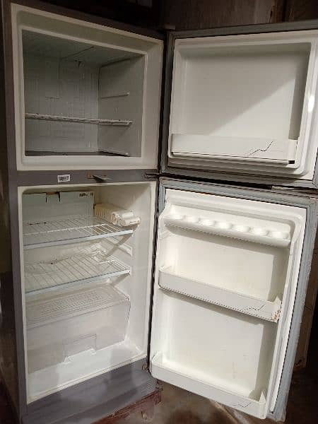 Dawlance Fridge medium size Fully Genuine and clean 1