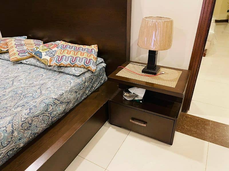 Bed with single side table and mattress 3