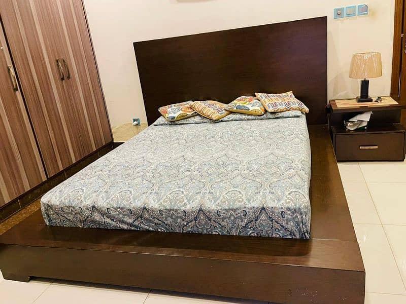 Bed with single side table and mattress 5