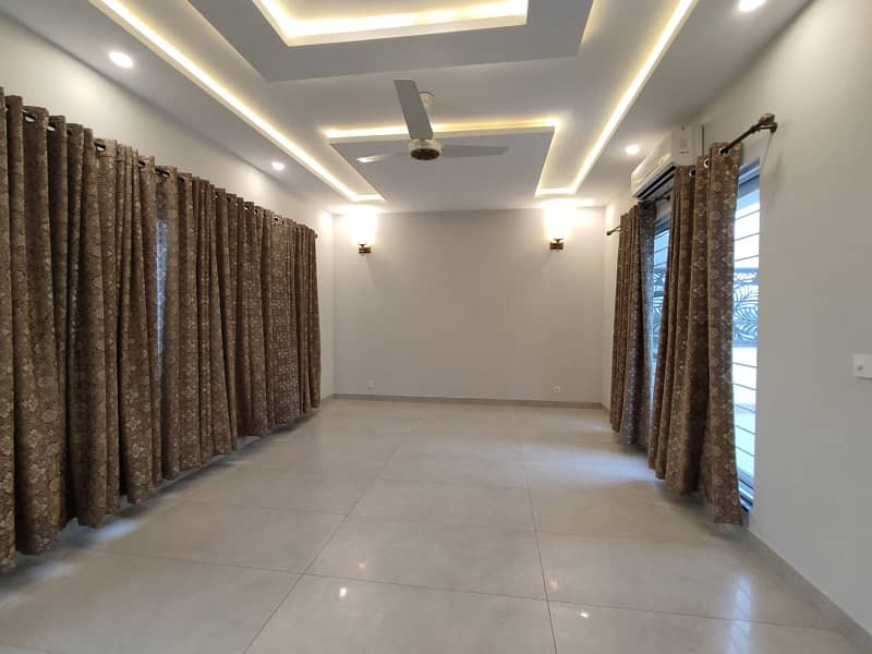 Near To Park 01 Kanal Well Maintained Used House Is Available For Sale In DHA Phase-3 Lahore 9