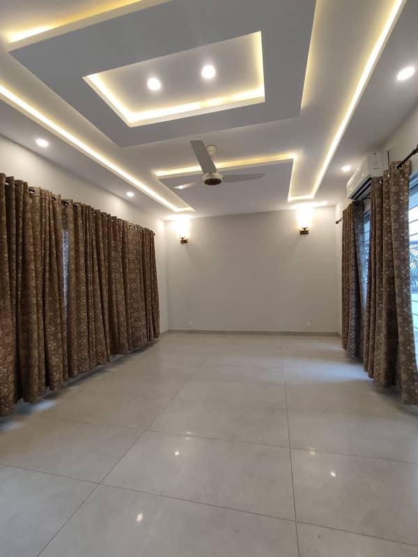 Near To Park 01 Kanal Well Maintained Used House Is Available For Sale In DHA Phase-3 Lahore 13