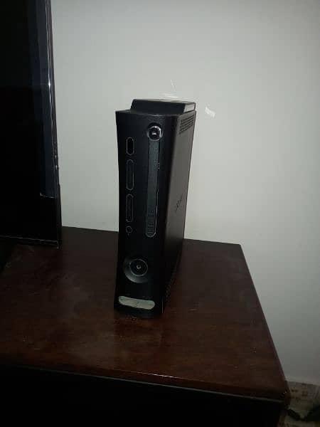 XBOX 360 1 TERA BITE MEMORY 200 GAMES 2 wireless controllers 2