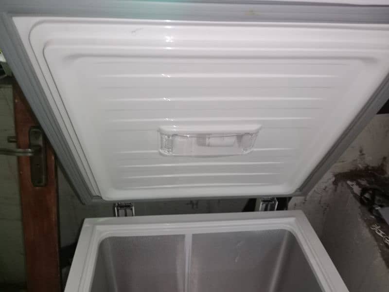 dawalnce single door 200 energy saver freezer glass doir 3