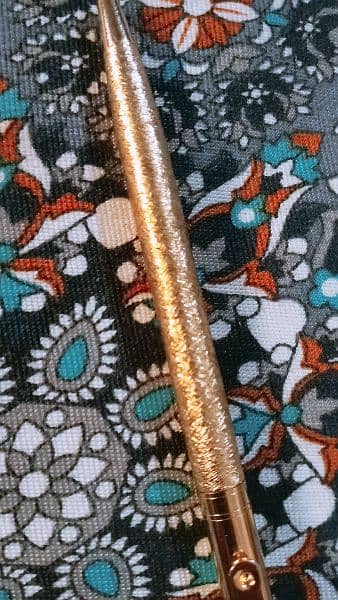 Beautiful golden shining diamonds pen 1