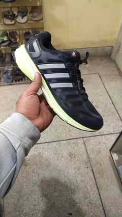 Jogger shoes Kam az Kam order 50 jora krna hoga