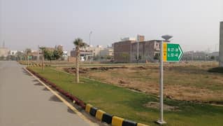 In Oasis Orchard Of Faisalabad, A 6 Marla Residential Plot Is Available