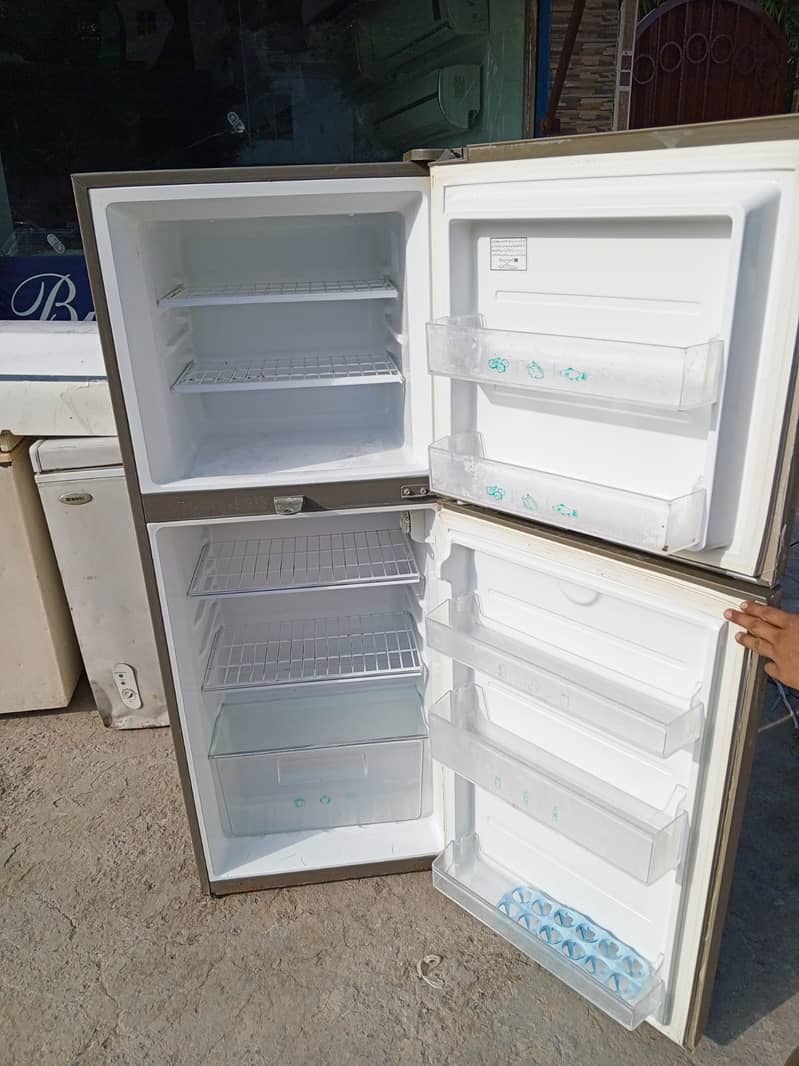 HAier Fridge Medium size  (0306=4462/443) awwsum seet 4