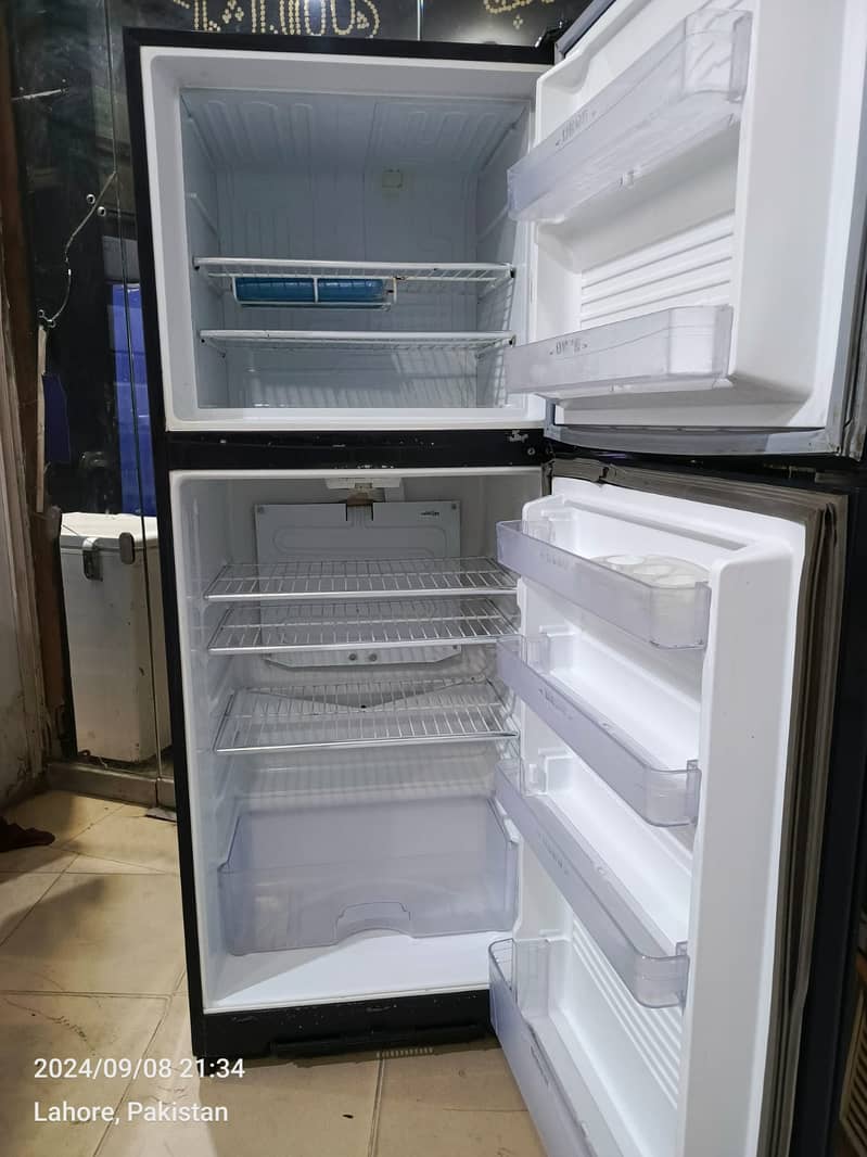 Dawlance  Fridge Medium size  (0306=4462/443) awwsum seet 4