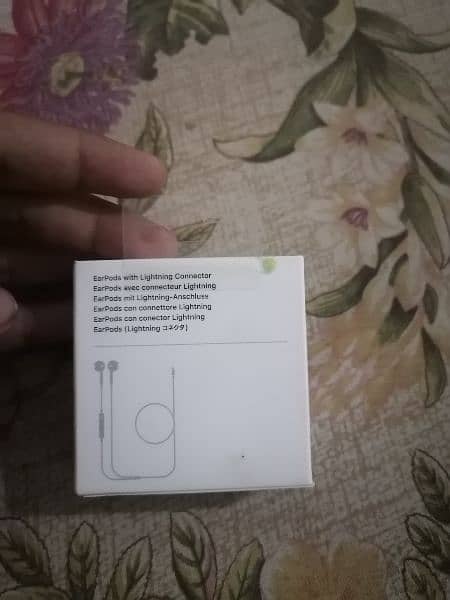 Apple Earpods Headphones with lightning connector original 1