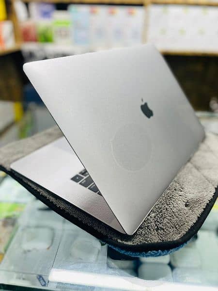 Macbook Pro A1707 Mid 2017 model 1