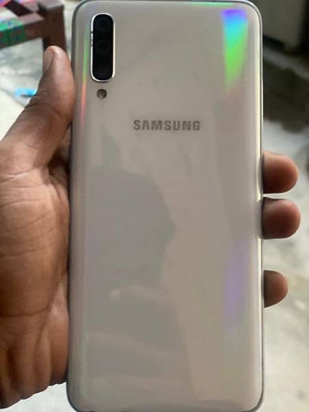 galaxy a70 PTA approved 6 128 with box mobile ka panal mai line hai 0