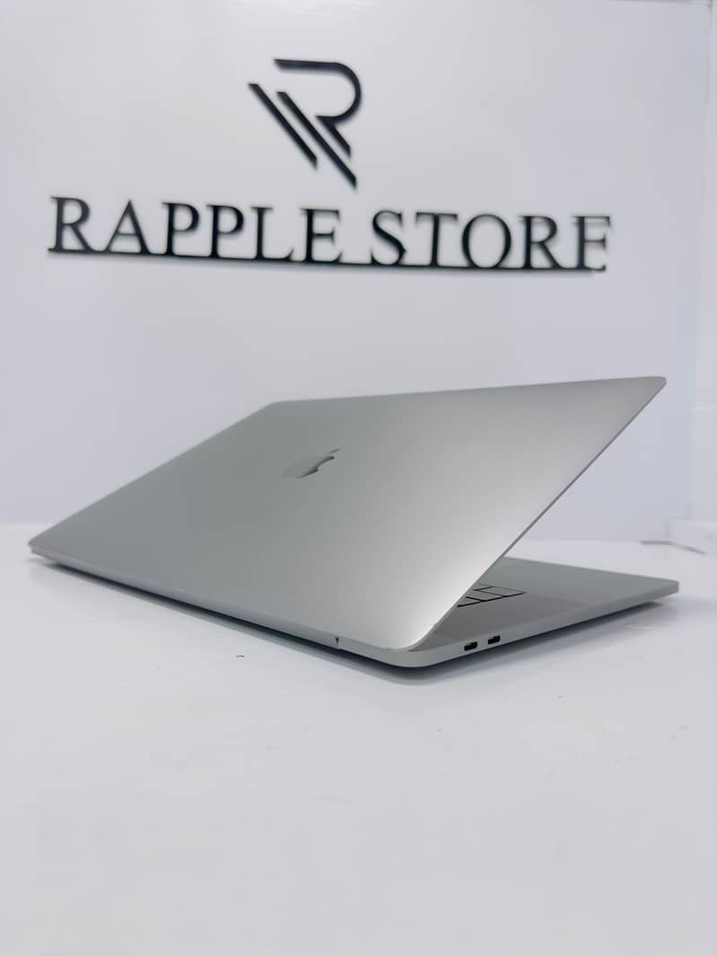 Apple MAcBook Pro 2018/core i9/32GB RAM/512GB ssd/15" Display 4