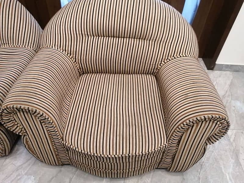 Used Sofa Set Available for sale - 6 seater 4