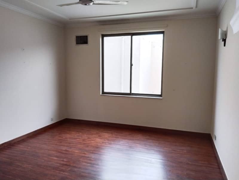 Facing Park / Masjid 1Kanal Beautiful Out House Available For Sale DHA Phase 3 3