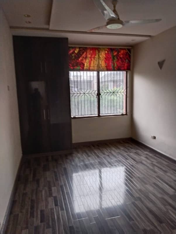 Facing Park / Masjid 1Kanal Beautiful Out House Available For Sale DHA Phase 3 4