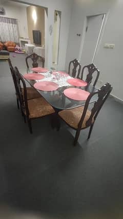 Dining table 6 seater, beautiful and almost new