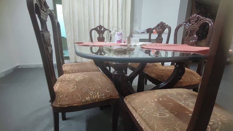 Dining table 6 seater, beautiful and almost new 1