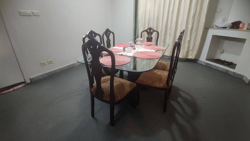 Dining table 6 seater, beautiful and almost new 2