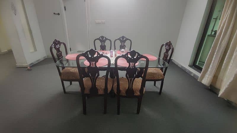 Dining table 6 seater, beautiful and almost new 3