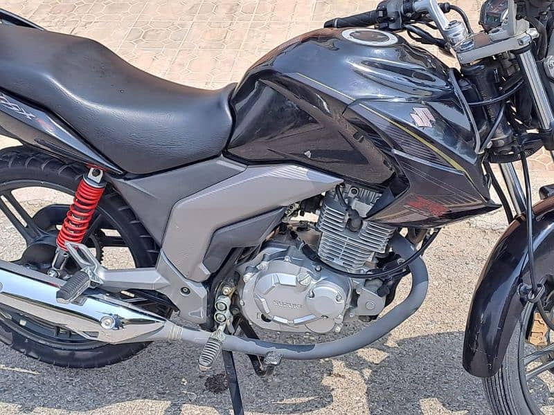 Suzuki GXS 125 Black 4