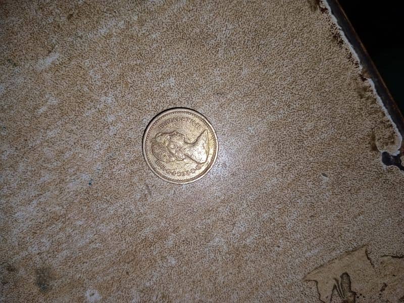 old antique Queen Elizabeth 2 1983 coin 0