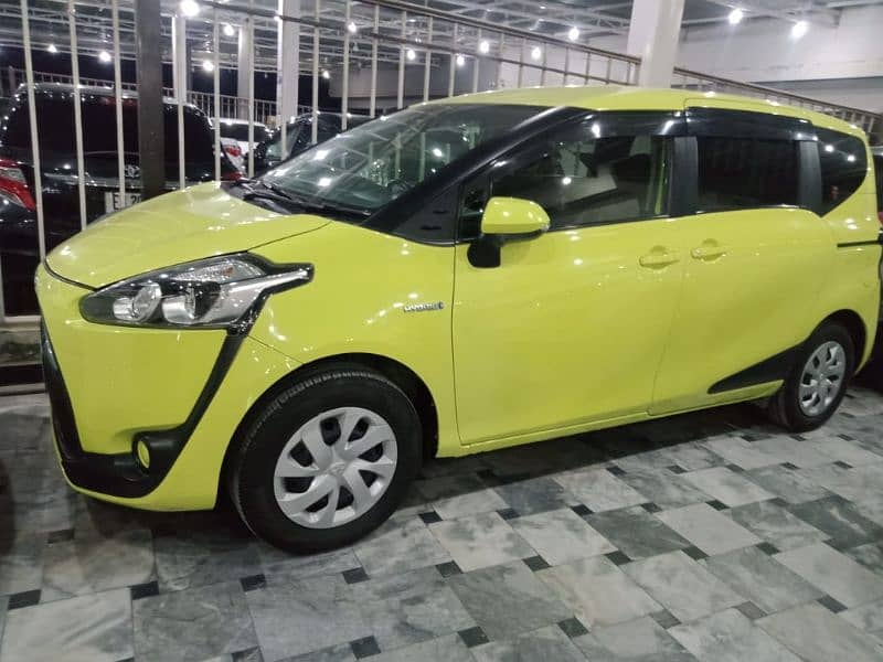 Toyota Sienta 2015 1