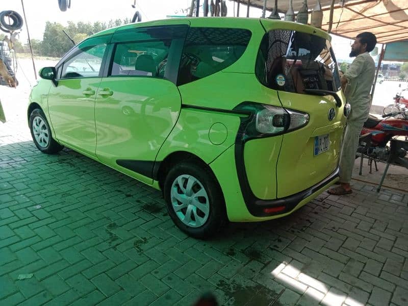 Toyota Sienta 2015 11