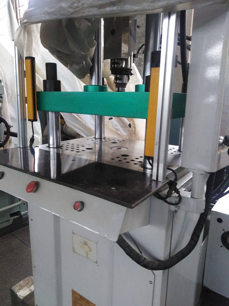 Brand new injection molding machine for sale / INJECTION MOLDING 18