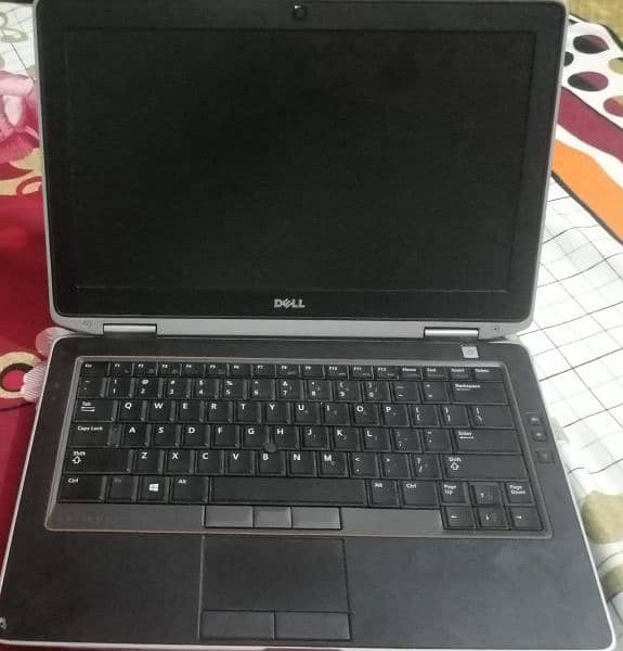 Selling used Dell latitude laptop 1