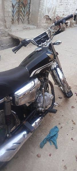 Honda 125 Black colore 3