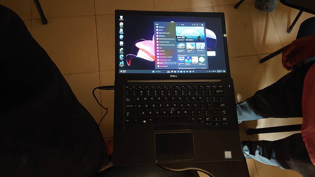 Dell latitude 7490| 8gb DDR 4 ram| 256gb storage card m. 1| 14" FHD LCD 7