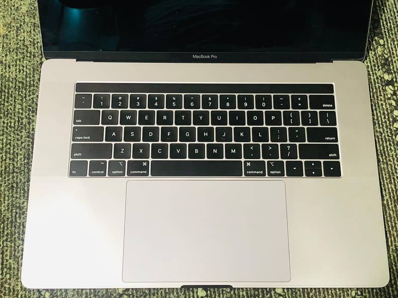 Macbook Pro 2018 15" Retina Core i7 16GB Ram 512GB SSD resonable price 3