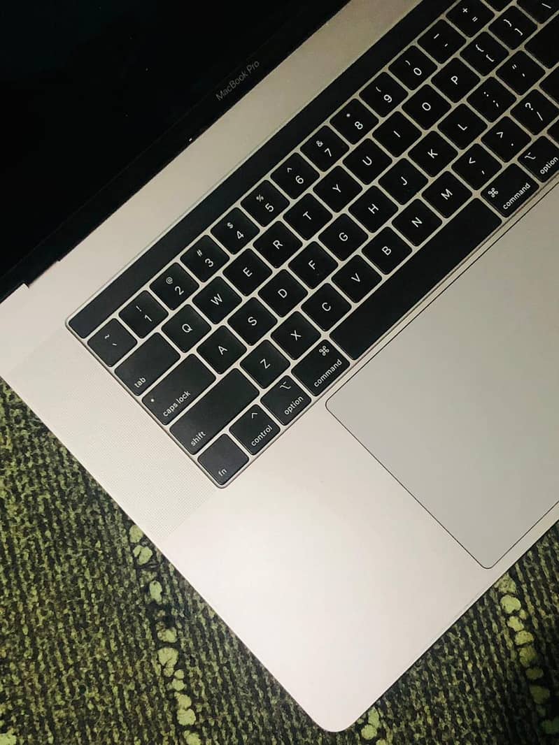 Macbook Pro 2018 15" Retina Core i7 16GB Ram 512GB SSD resonable price 4