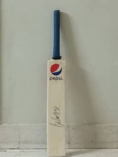 babar Azam sign bat