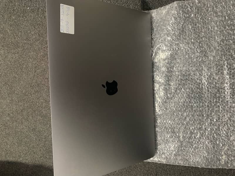 Mabcook pro 2018 core i9 15'4inch 4GB graphic 0